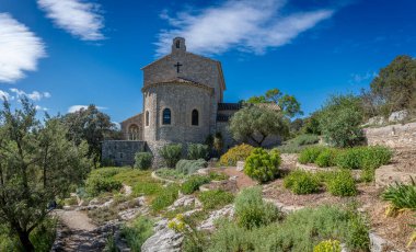Quissac, Fransa - 05 19 2023: Pisa Şapeli. Bir kişi tarafından inşa edilmiş yeni bir Protestan tapınağının görüntüsü.