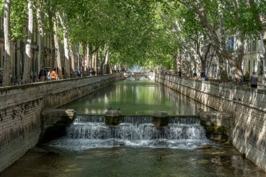 Nimes, Fransa - 04 17 2024: Çeşme Bahçeleri. Çeşme rıhtımından su püskürtülerinin görüntüsü