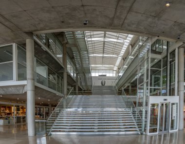 Nimes, Fransa - 04 17 2024: Çağdaş Sanat Müzesi, Carr Dart 'ın ana merdiven manzarası