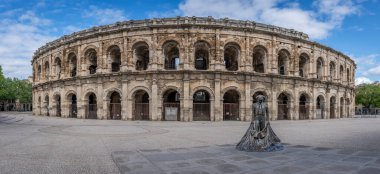Nimes, Fransa - 04 17 2024: Pradier Çeşmesi manzarası ve arkasında Sainte Perptue Kilisesi