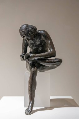 Paris, Fransa - 04: 20 2024: The Thorn Shooter Severo Da Ravenna tarafından yontuldu