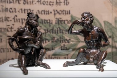 Paris, Fransa - 04: 20 2024: Satyr bir vazo ve Andrea Briosco 'nun içtiği bir satir taşıyor