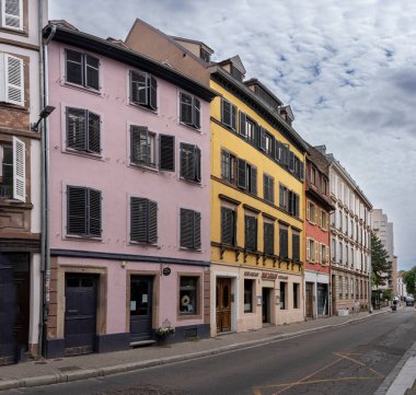 Strasbourg, Fransa - 06 28 2023: Strasbourg şehri: Tipik renkli Alsas cephe binalarının manzarası