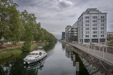 Strasbourg, Fransa - 06: 28 2023: Rhone-Rhine Kanalı 'ndan Andre Malraux Medya Kütüphanesi cephesi