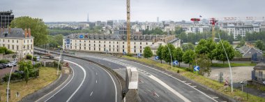 Paris, Fransa - 05: 08 2024: A13 otoyolu. Karayolu trafiği boş ve trafiğe kapalı görünüyor çünkü çalışma devam ediyor
