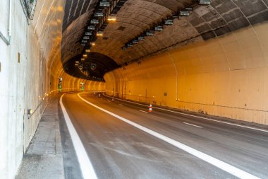 Paris, Fransa - 05: 08 2024: A13 otoyolu. Karayolu trafiği boş ve trafiğe kapalı görünüyor çünkü çalışma devam ediyor