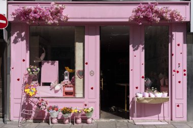 Paris, Fransa - 05: 10 2024: Çiçekli tipik bir pembe mağaza penceresine bakın