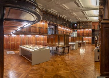 Paris, Fransa - 05: 10 2024: Bibliotheque Nationale de France Richelieu. Barthelemy odasının içini, ahşap zeminini, vitrinlerini ve duvarlarını görün.