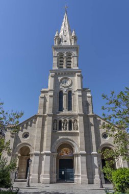 Paris, Fransa - 04 17 2024: Paris Saint Michel Kilisesi cephesine sokaktan bakın