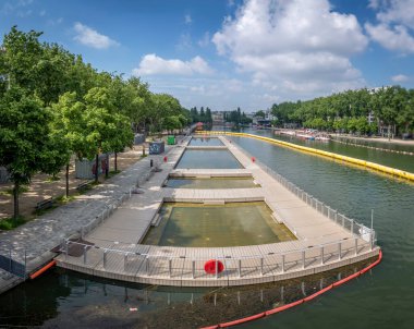 Paris, Fransa - 05: 25 2024: Bassin de la Villette manzarası ve Flanders köprüsünden yüzme havuzu