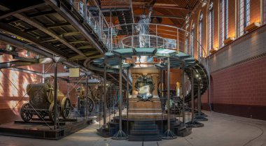 Paris, Fransa - 05: 11 2024: Sanat ve El Sanatları Müzesi. Auguste Bartholdi 'nin Saint-Martin-Des-Champs kilisesinde dünyayı aydınlatan Özgürlük Heykeli