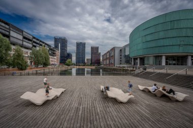 Strasbourg, Fransa - 06: 28 2023: Andre-Malraux yarımadasından Ren-Ren Kanalı 'na yansıyan binaların manzarası