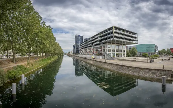 Strasbourg, Fransa - 06: 28 2023: Andre-Malraux yarımadasından Ren-Ren Kanalı 'na yansıyan binaların manzarası