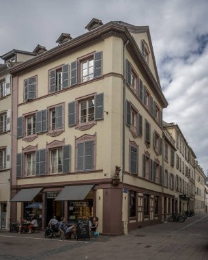 Strasbourg, Fransa - 06 28 2023: Strasbourg şehri: Tipik renkli Alsas cephe binalarının manzarası