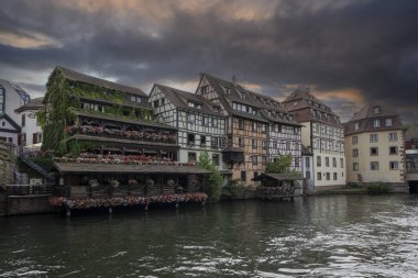 Strasbourg, Fransa - 06: 28 2023: Strasbourg şehri: 3. Nehir boyunca La Petite Fransa bölgesinde tipik renkli Alsas cephe binalarının manzarası