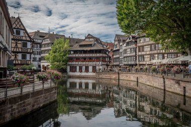 Strasbourg, Fransa - 06: 28 2023: Strasbourg şehri: 3. Nehir boyunca La Petite Fransa bölgesinde tipik renkli Alsas cephe binalarının manzarası