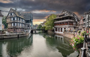 Strasbourg, Fransa - 06: 28 2023: Strasbourg şehri: 3. Nehir boyunca La Petite Fransa bölgesinde tipik renkli Alsas cephe binalarının manzarası