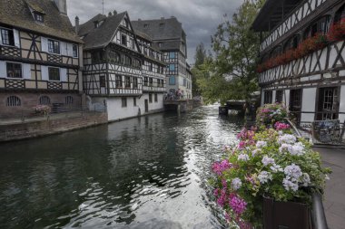 Strasbourg, Fransa - 06: 28 2023: Strasbourg şehri: Fransa 'nın La Petite bölgesinde, 