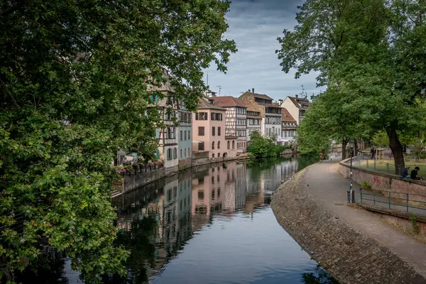 Strasbourg, Fransa - 06: 28 2023: Strasbourg şehri: Hastalıklı nehir boyunca uzanan Strasbourg 'un Kapalı Köprüleri' nden tipik renkli Alsas cephelerinin manzarası