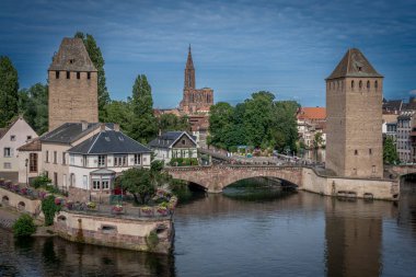 Strasbourg, Fransa - 06 28 2023: Strasbourg şehri: Strasbourg 'un Kapalı Köprüleri, 3. Nehir ve Vauban Barajı' ndan Notre Dame Katedrali