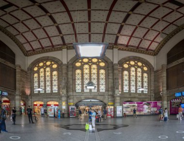 Strasbourg, Fransa - 06: 29 2023: Gezginlerle birlikte eski Strasbourg tren istasyonunun içine bakın