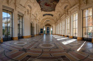 Paris, Fransa - 06 07 2023: Paris Güzel Sanatlar Müzesi. Le Petit Palais 'deki heykeller ve dekorasyon manzarası