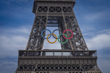 Paris, Fransa - 08 06 2026: Seine Quays of the Seine 'deki Olimpiyat oyunlarının yüzükleriyle Eyfel Kulesi' nin manzarası