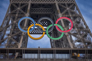 Paris, Fransa - 08 06 2026: Seine Quays of the Seine 'deki Olimpiyat oyunlarının yüzükleriyle Eyfel Kulesi' nin manzarası