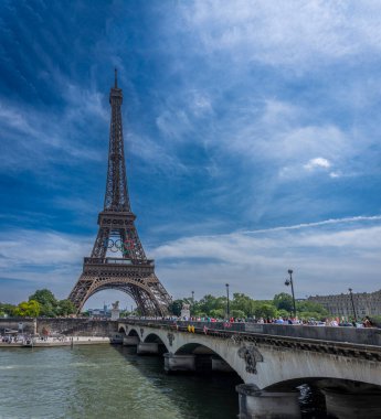 Paris, Fransa - 08 06 2026: Olimpiyat oyunlarının yüzükleriyle Eyfel Kulesi manzarası ve Seine rıhtımlarındaki Iena köprüsünden bir at heykeli
