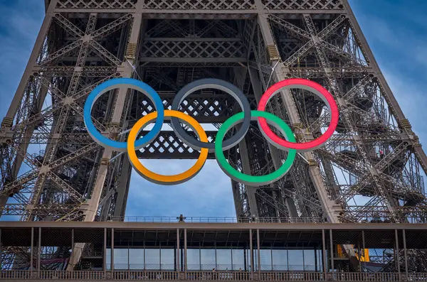 Paris, Fransa - 08 06 2026: Seine Quays of the Seine 'deki Olimpiyat oyunlarının yüzükleriyle Eyfel Kulesi' nin manzarası