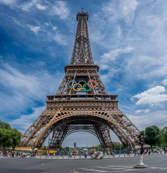 Paris, Fransa - 08 06 2026: Seine Quays of the Seine 'deki Olimpiyat oyunlarının yüzükleriyle Eyfel Kulesi' nin manzarası