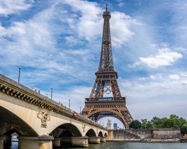Paris, Fransa - 08 06 2026: Olimpiyat oyunlarının halkaları ve Seine rıhtımlarından Iena köprüsü ile Eyfel Kulesi manzarası