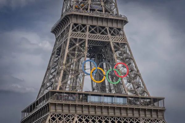 Paris, Fransa - 08 06 2026: Seine Quays of the Seine 'deki Olimpiyat oyunlarının yüzükleriyle Eyfel Kulesi' nin manzarası