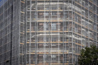 İnşaat iskelesi olan panoramik bir konut manzarası