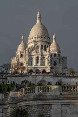 Paris, Fransa - 02 25 2023: Montmartre Bölgesi ve Kutsal Kalp Bazilikası Meydan Louise Michel 'den