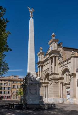 Aix-En-Provence, Fransa - 04: 20 2023: Vaizler Çeşmesi ve Vaizler Meydanı 'ndaki Madeleine Kilisesi