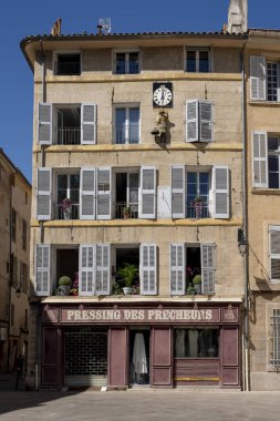 Aix-En-Provence, Fransa - 04: 20 2023: Vaizlerin butik cephesini eski bir saat ve onun tıpatıp benzeri ile görmek