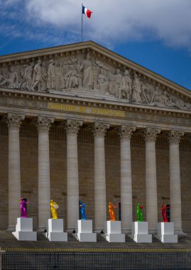 Paris, Fransa - 06: 15 2024: Paris Olimpiyat Oyunları 2024. Ulusal Meclis 'in ön yüzünü süsleyen altı renkli heykel, Konkord Köprüsü' nden Venüs de Milo 'nun Olimpiyat temsilcilerini resmediyor.
