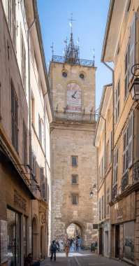 Aix-En-Provence, Fransa - 04: 20 2023: Gaston de Saporta Caddesi 'ndeki Saat Kulesi manzarası