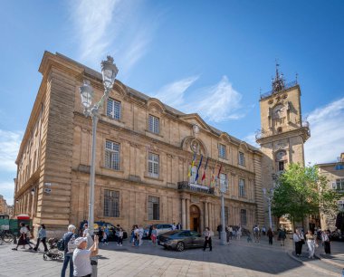 Aix-En-Provence, Fransa - 04: 20 2023: Meydandan Belediye Binası ve Saat Kulesi