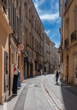 Aix-En-Provence, Fransa - 04: 20 2023: Provence 'deki bir köyde tipik bir caddenin görüntüsü