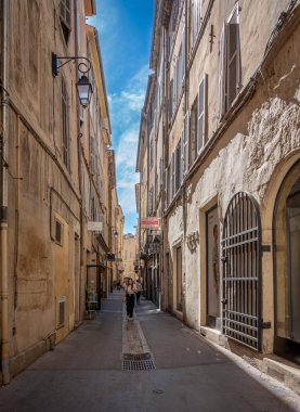 Aix-En-Provence, Fransa - 04: 20 2023: Provence 'deki bir köyde tipik bir caddenin görüntüsü