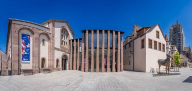 Selestat, Fransa - 06: 25 2024: Hümanist Kütüphane cephesine ve tuz sokağından mozaiğine bakın