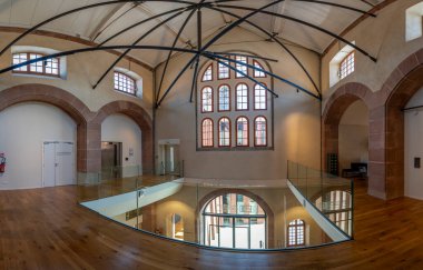 Selestat, Fransa - 06: 25 2024: Hümanist Kütüphane. Kütüphane 'nin köknar salonunun manzarası