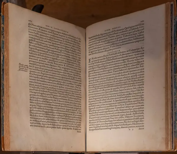 Selestat, Fransa - 06: 25 2024: Hümanist Kütüphane. Kitap Latince basıldı, Beatus Rhenanus, Almanya Tarihi üç cilt halinde.