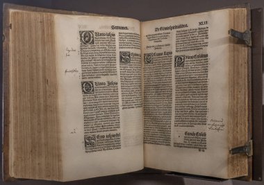 Selestat, Fransa - 06: 25 2024: Hümanist Kütüphane. Kitap Latince, Vaazlar ve Kaysersberg 'li Geiler tarafından çeşitli tezler üzerine basılmıştır.