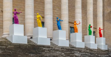 Paris, Fransa - 07 06 2024: Paris Olimpiyat Oyunları 2024. Ulusal Meclis 'in ön yüzünü süsleyen altı renkli heykel, Konkord Köprüsü' nden Venüs de Milo 'nun Olimpiyat temsilcilerini resmediyor.