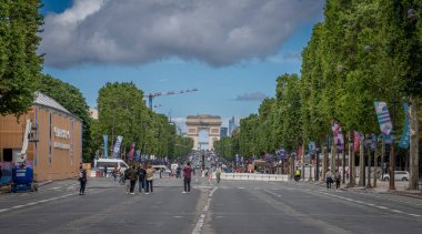 Paris, Fransa - 07 06 2024: Paris Olimpiyat Oyunları 2024. Champs-Elysees Bulvarı resmi Store Paris 2024 ve Olimpiyat Oyunları bayrakları