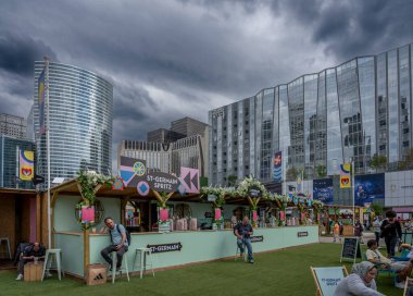 La Defense Paris, Fransa - 07 11 2024: La Defense bölgesi. Meydandan Garden Parvis ve Towers semtindeki faaliyetlerin görüntüsü
