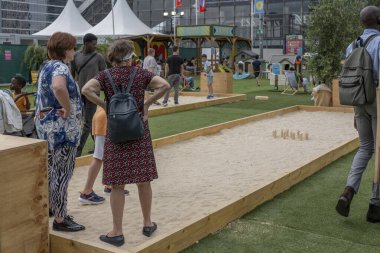 La Defense Paris, Fransa - 07 11 2024: La Defense bölgesi. Meydandan Garden Parvis ve Towers semtindeki faaliyetlerin görüntüsü